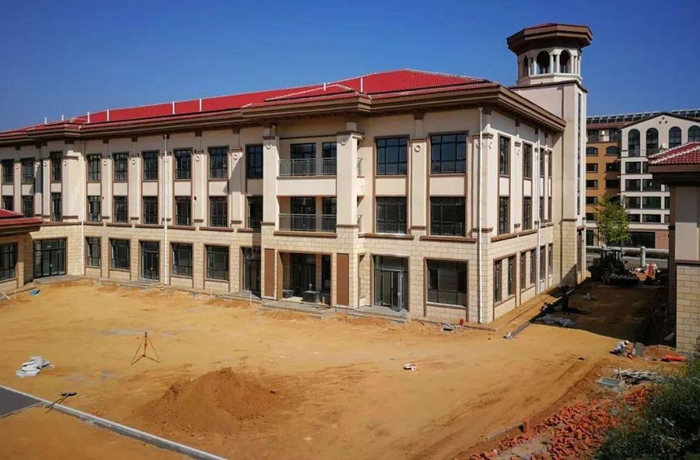 榮成多所新建學校工程加速推進，內外墻粉刷全面展開
